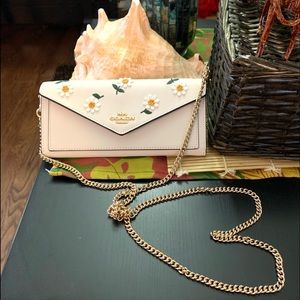 🎥 COACH Daisy Chain Envelope Wallet